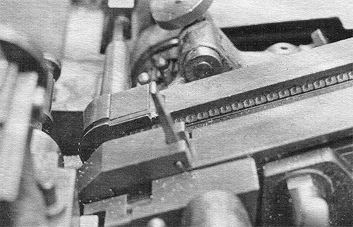 Device that precisely mills the side of matrices